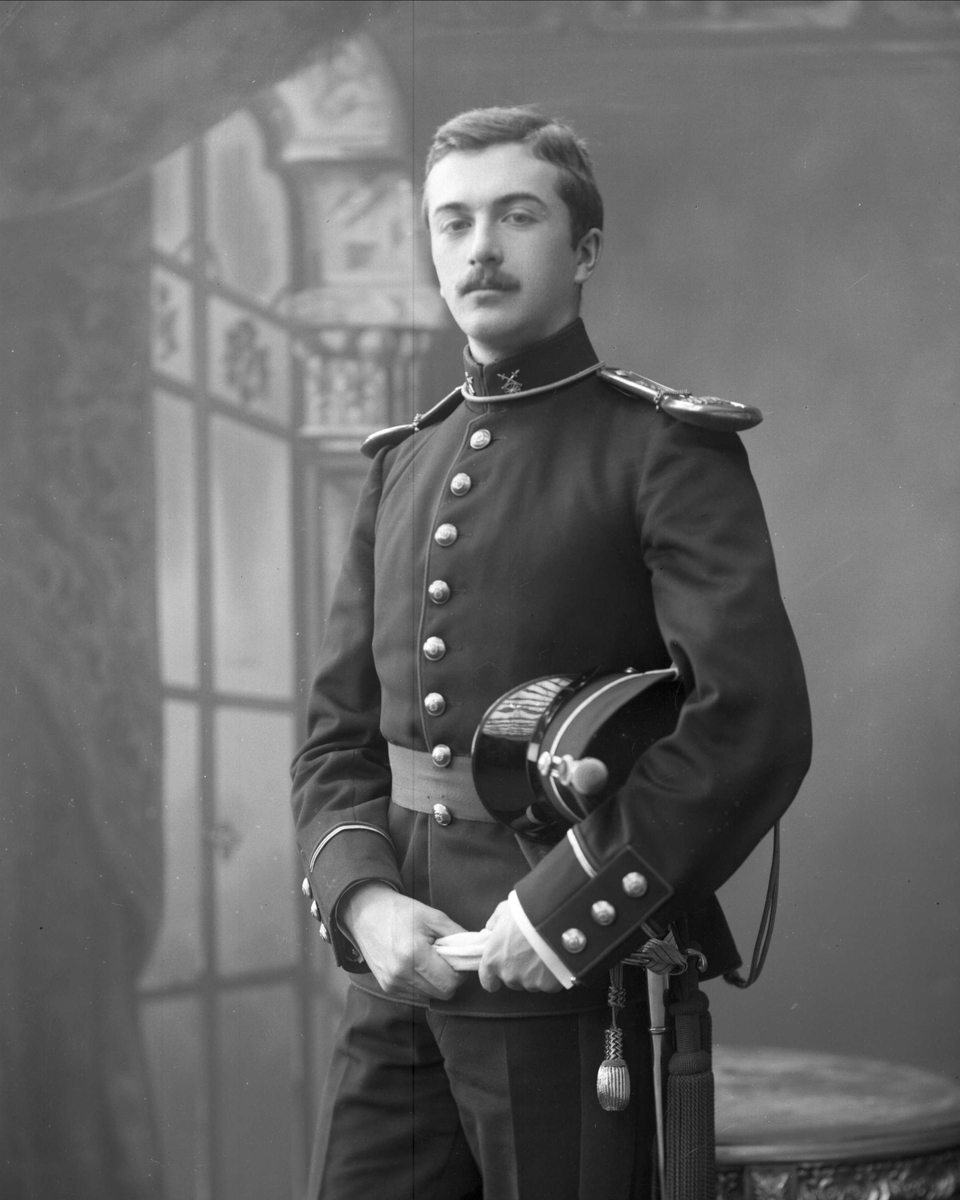 Gustav Borgen, Portrett, Johannes Emil Hanson i uniform som sekondløytnant ved Trenkorpset.
