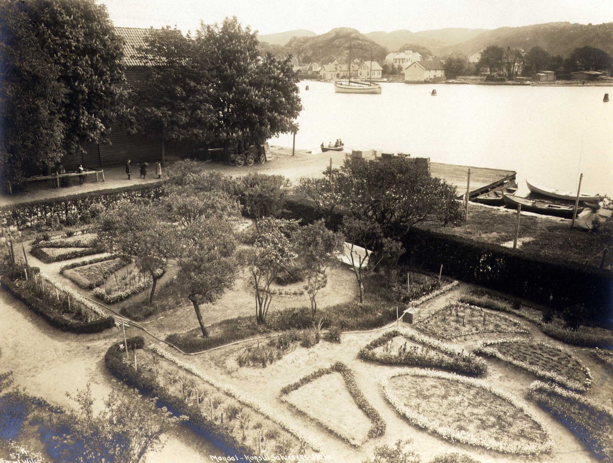 Anders Beer Wilse, Hage, Andorsengården, Mandal, Vest-Agder. Fotografert 1912.