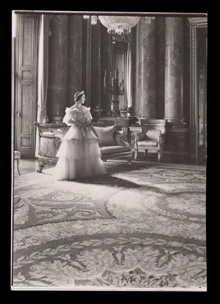 Beaton, Cecil (Sir), H.M. Queen Elizabeth