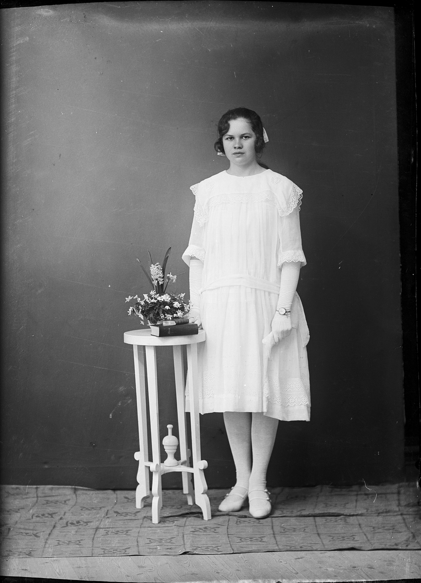 Skötsner-Edhlund, Ateljéporträtt - Eivor Karlsson från Bilsta, Börstil socken, Uppland 1923