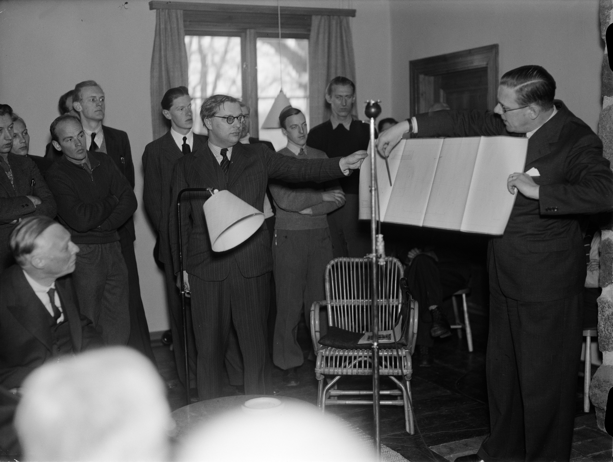 Paul Sandberg, Landsantikvarie Nils Sundquist berättar om gårdens historia vid invigningen av Vårdsätra friluftsgård, Gösta Knutsson hjälper till