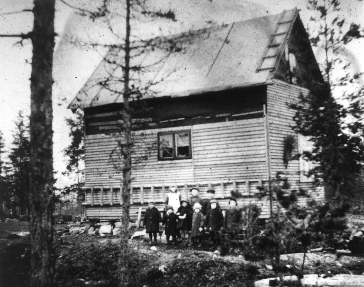 Nanna Broch, Bolighus, ant. Oslo. Barnegruppe poserer foran langvegg. Fra boliginspektør Nanna Brochs boligundersøkelser i Oslo 1920-årene.