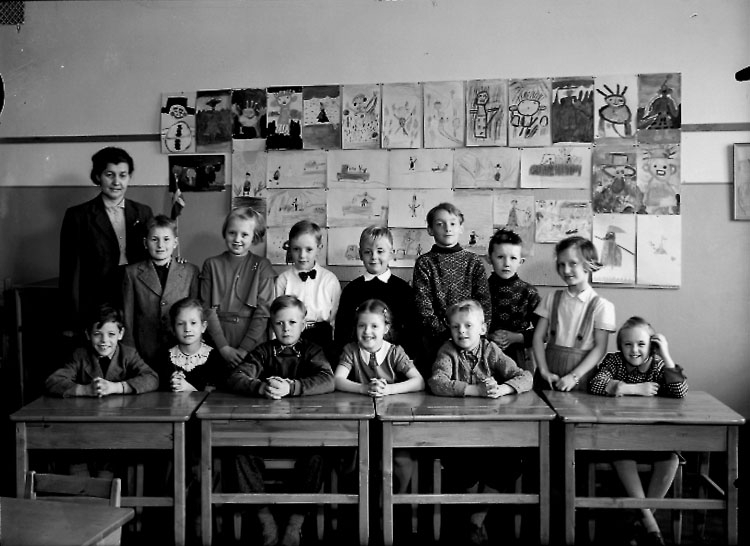Sven Lindskog, Olaus Petriskolan, classroom interior, 13 schoolchildren with teacher Mrs Dagmar Ohlsson. Class 2e, Room 24.