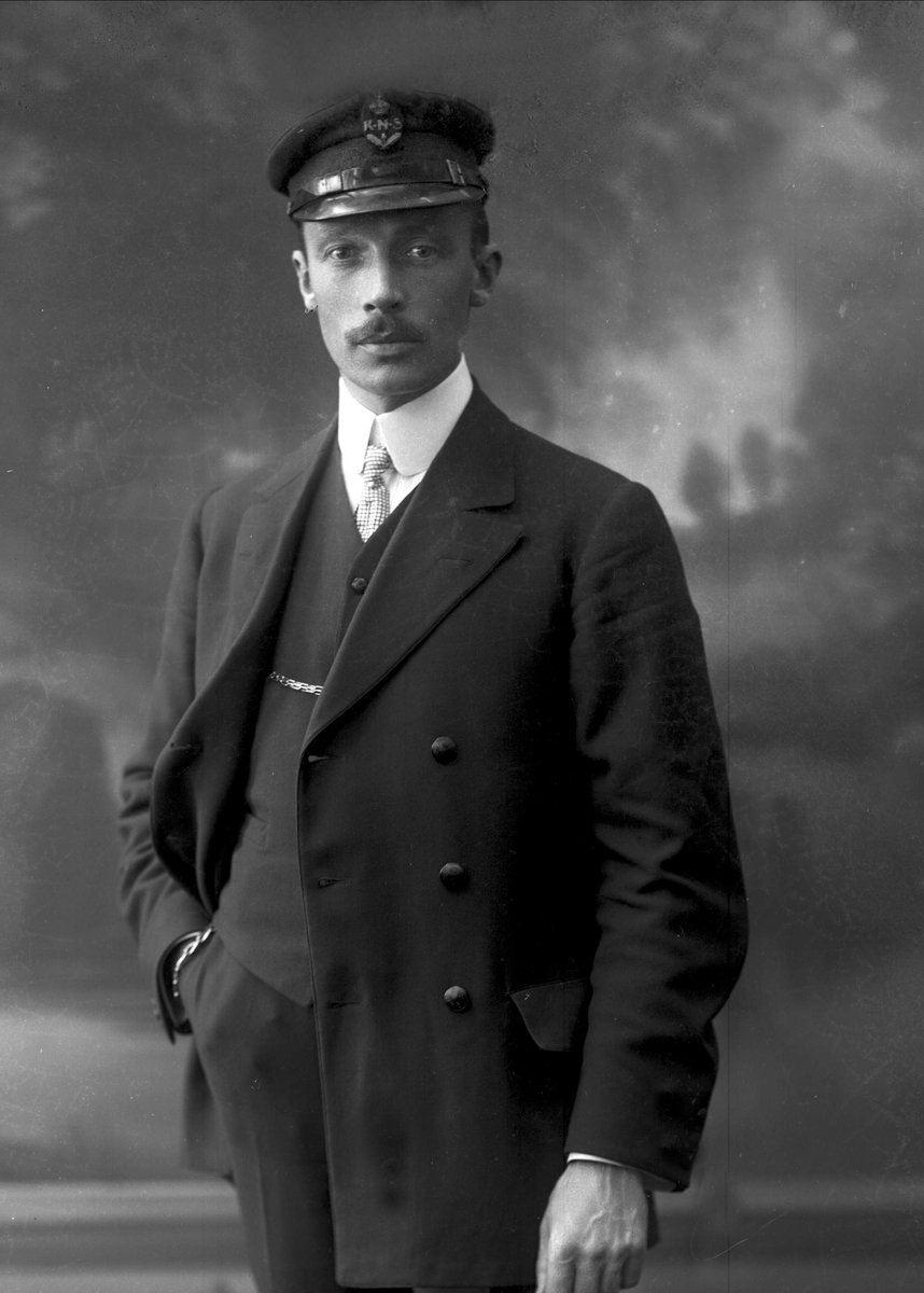 Gustav Borgen, Portrett, mann med uniformslue. K N S.(Kongelig Norsk Seilforening?) Ingeniør Wisbeck.