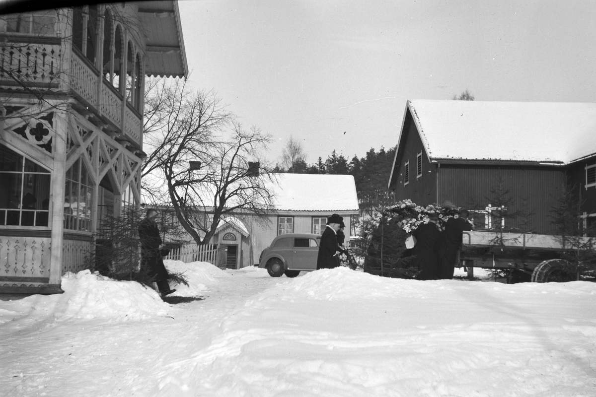Håkon Prestkværn, Mokværn, Moelv, Begravelse, Olafsen 1946. kiste blir bært ut på lastebil.