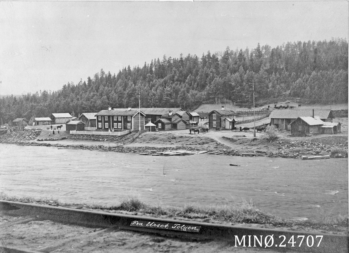 Henrik Augustinsson Stinessen, Gardsbruk, elv. Ursetgardene, Urset søndre og Urset nordre. Urset nordre ble flyttet 1927.