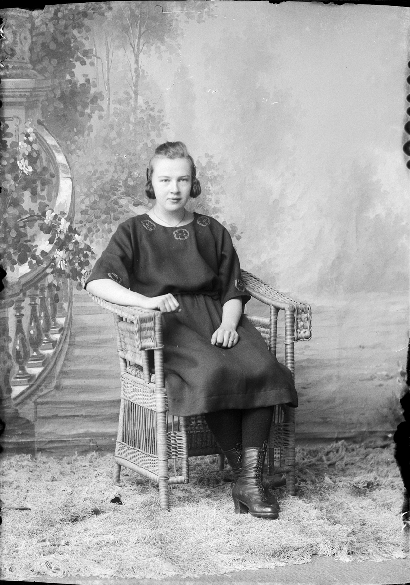 Skötsner-Edhlund, Ateljé portrait - Mattsson from Ytternuttö, Börstil socken, Uppland 1924
