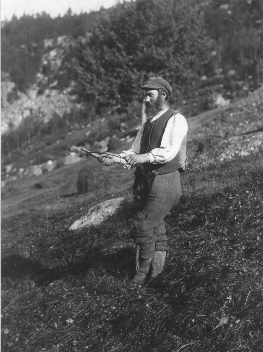 Anders Beer Wilse, Slåttekar med redakap. Telemark 1910.