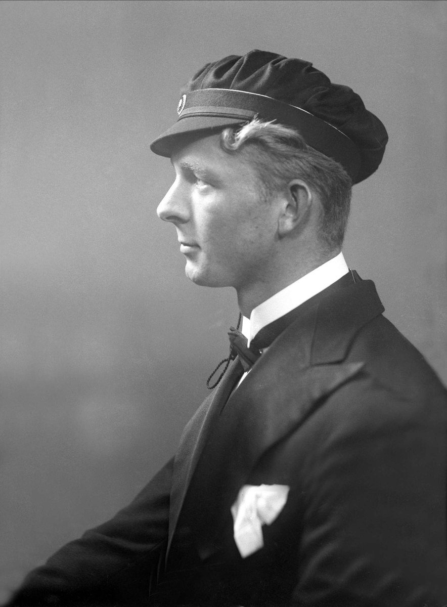 Gustav Borgen, Portrett, mann med studentlue. Svend Falkvard Evensen.