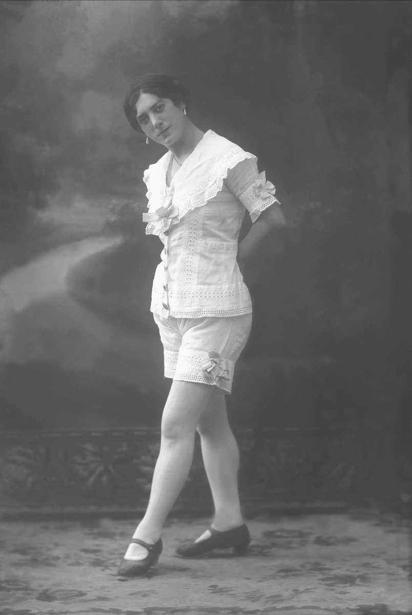 Gustav Borgen, Portrett, kvinne i hvite kortbukser. Violet Jesset.