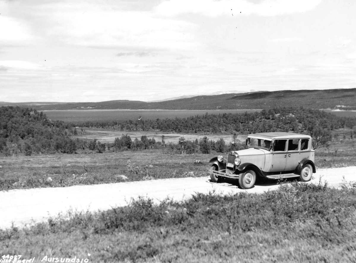 Anders Beer Wilse, Aursunden, Røros, Sør-Trøndelag. Veiparti med bil.
