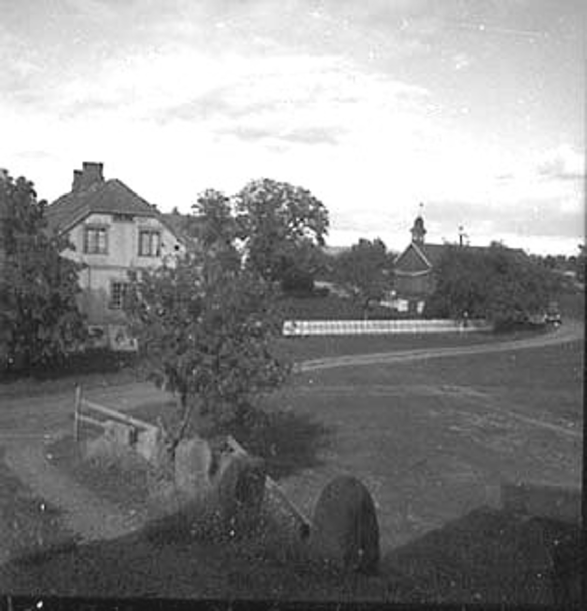 Anno Domkirkeodden, EKSTERIØR: GARDSBRUK, HUSEBY GÅRD, HOVEDBYGNINGEN, TUN, BOLIG, STABBUR,