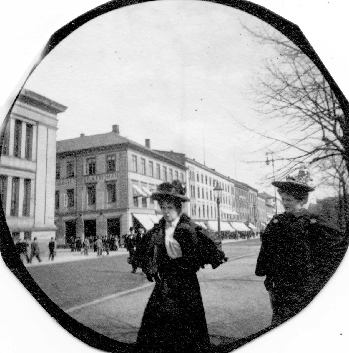 Fredrik Carl Mülertz Størmer, To kvinner spaserer langs Karl Johans gate, Oslo, med Universitetet på den andre siden.