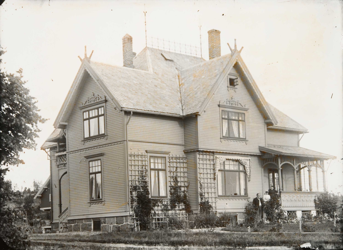 Ukjent, Bestyrerboligen på Bastøy skolehjem, Bastøya, ca. 1903. Hjemmet til bestyreren på skolehjemmet. Boligen fra 1890-årene. Mannen som står lengst til venstre er sannsynligvis den første direktøren ved Bastøy skolehjem, Ole Flugum.
