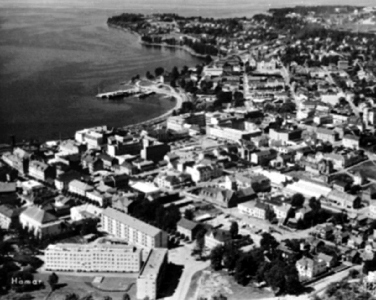 Anno Domkirkeodden, FLYFOTO, CHRISTIE-BYGGET, SENTRUM, HAMARBUKTA MOT DOMKIRKEODDEN