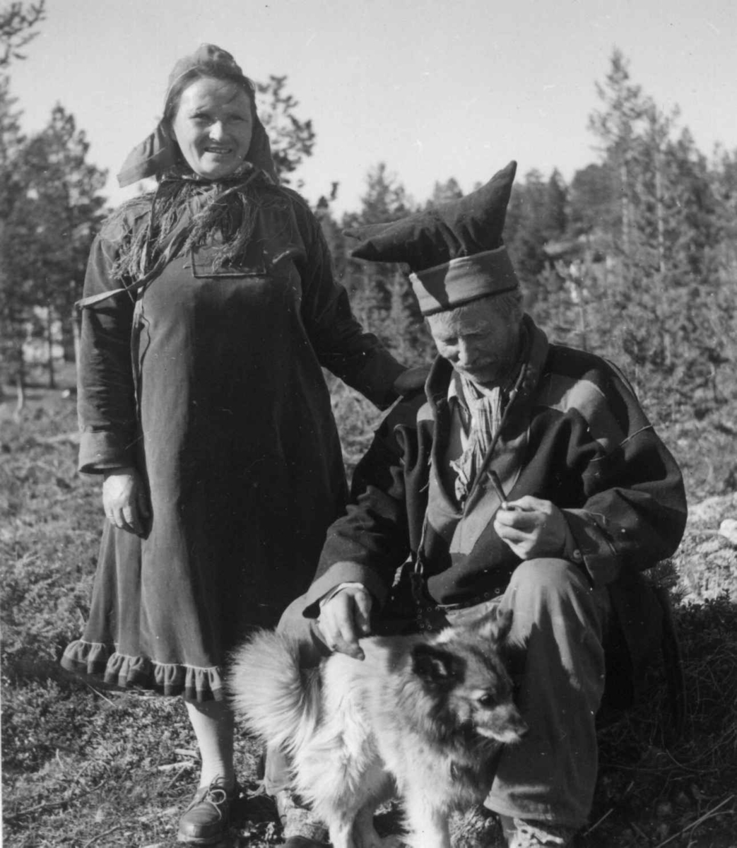 Virginia Raymond Davidson, Portrett av Aslak Mathisen Eira med svigerdatter Berit, Karasjok, Finnmark, 1961.