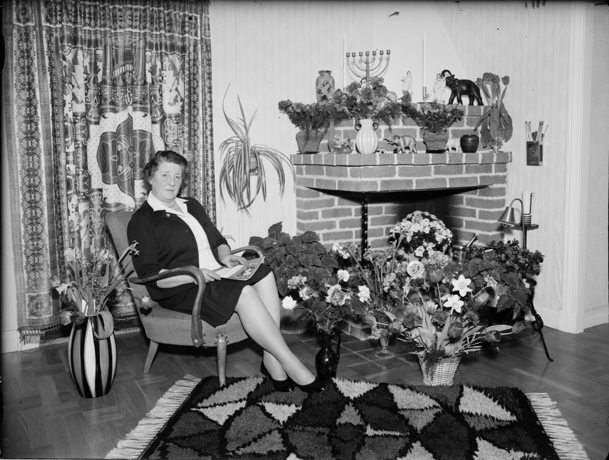 Skötsner-Edhlund, Söderman, omgiven av blommor, firar 60-årsdagen, Östhammar, Uppland, 1964