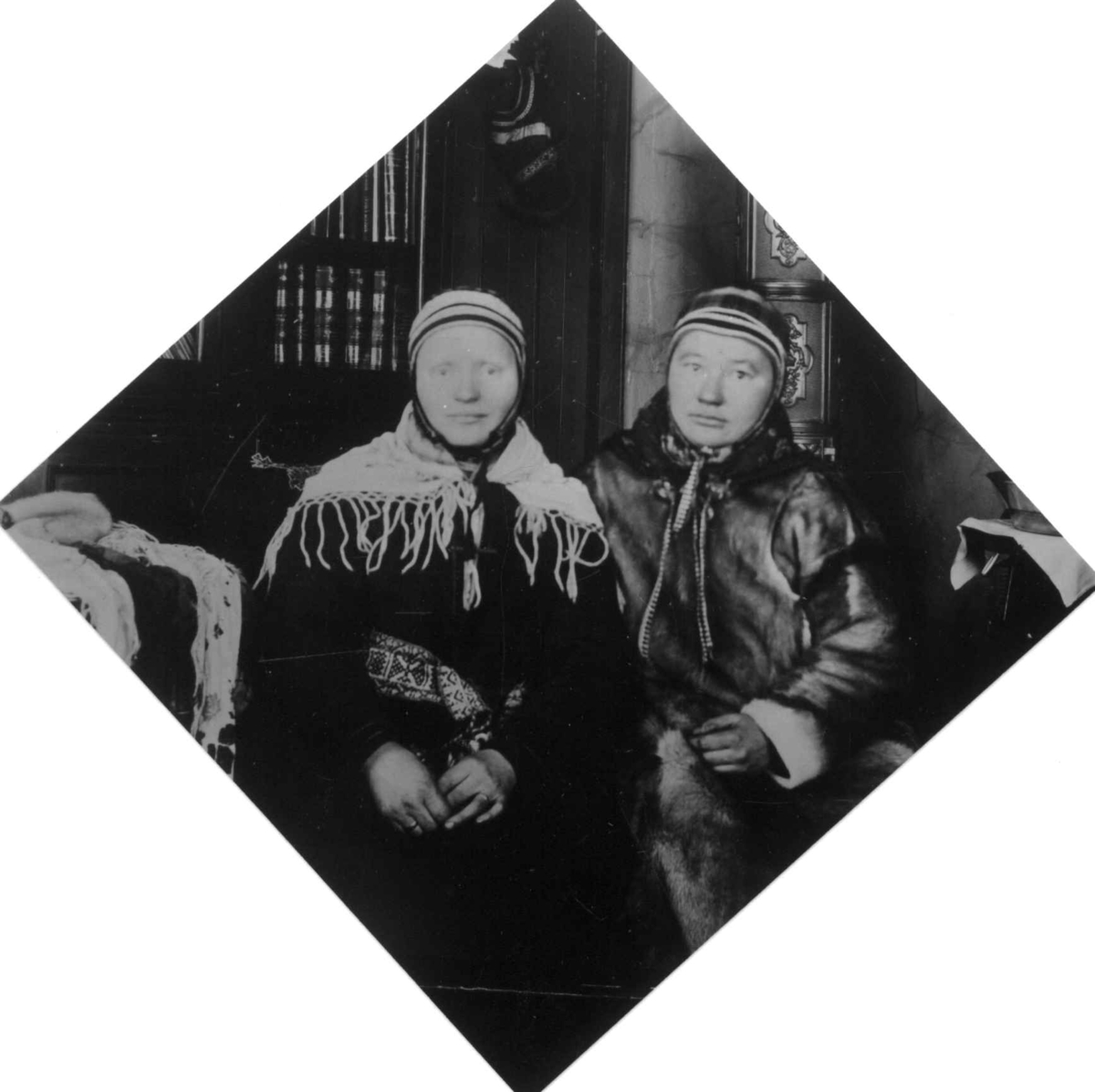 Ellisif Rannveig Wessel, Portrett av 2 samiske piker fra Bøkfjorden, Sør-Varanger, Finnmark. De sitter i et interiør i doktorgården Solheim, Kirkenes, Sør-Varanger, Finnmark - ekteparet Wessels hjem.