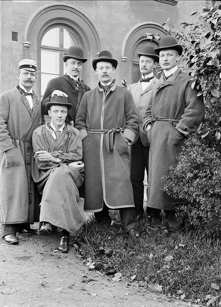 August Fredrik Schagerström, Grupporträtt - sannolikt läkarstuderande utanför Anatomiska institutionen, kvarteret Munken, Uppsala 1900