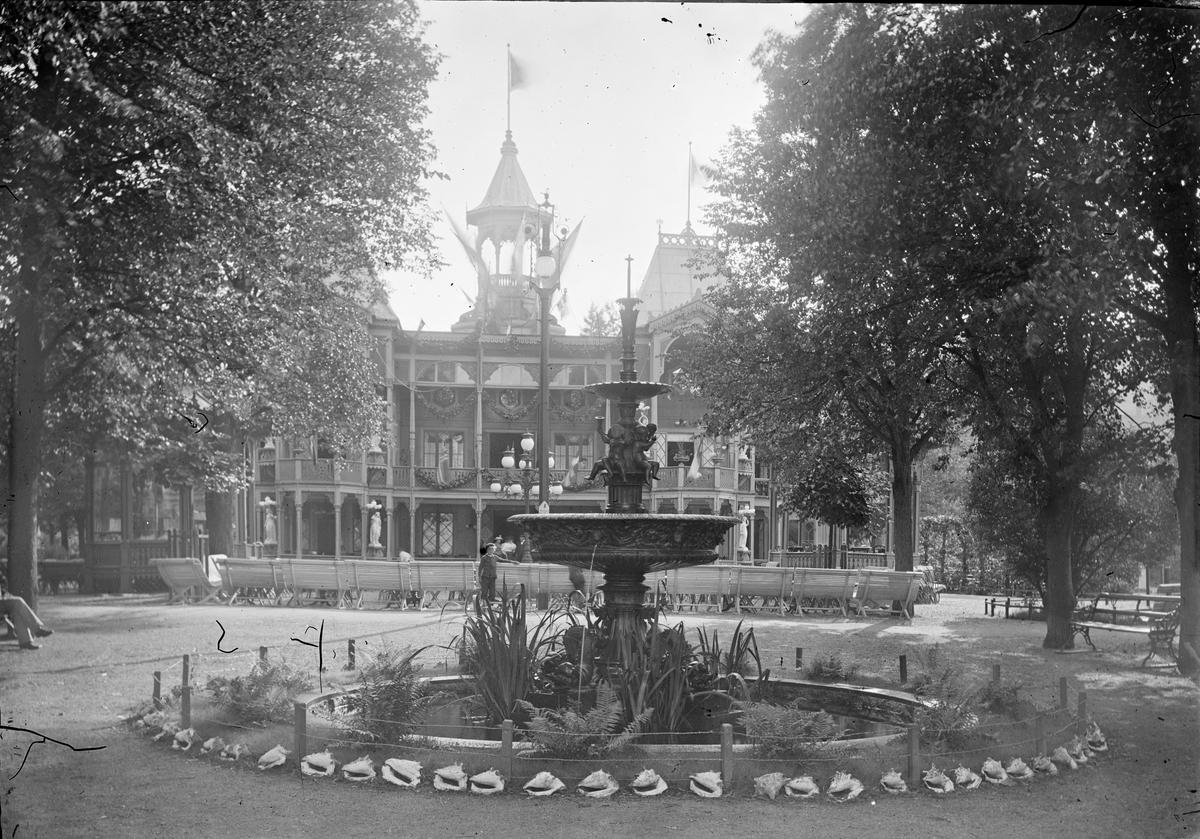 Henri Osti's Fotografiateliér, Fountain in the City Garden outside the restaurant Flustern, Uppsala 1906