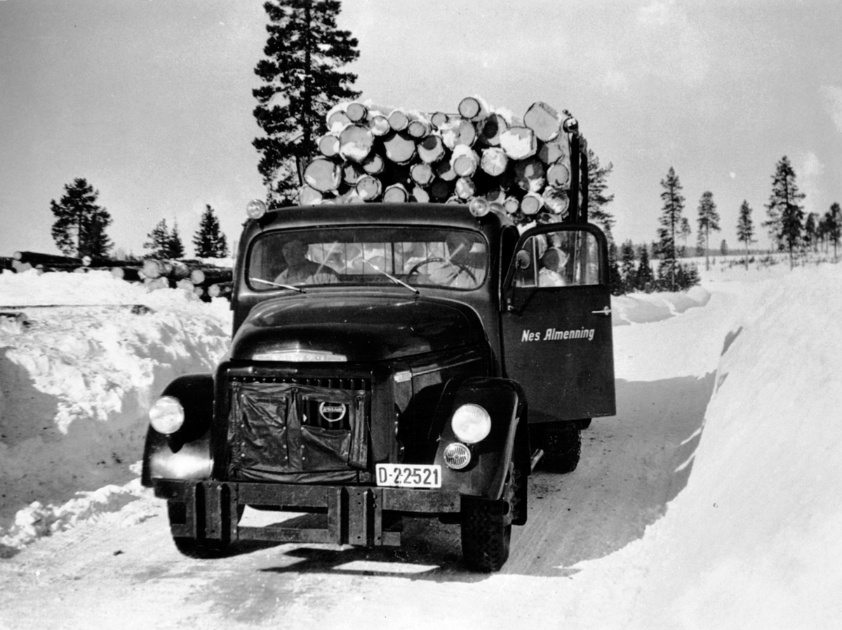 Anno Domkirkeodden, Sagtømmerkjøring med lastebil, Volvo D-22521, på bildøra "Nes Almenning".