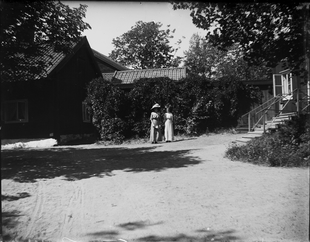 Okänd,, Två kvinnor på grusgången vid byggnader, Sätra brunn, Sala