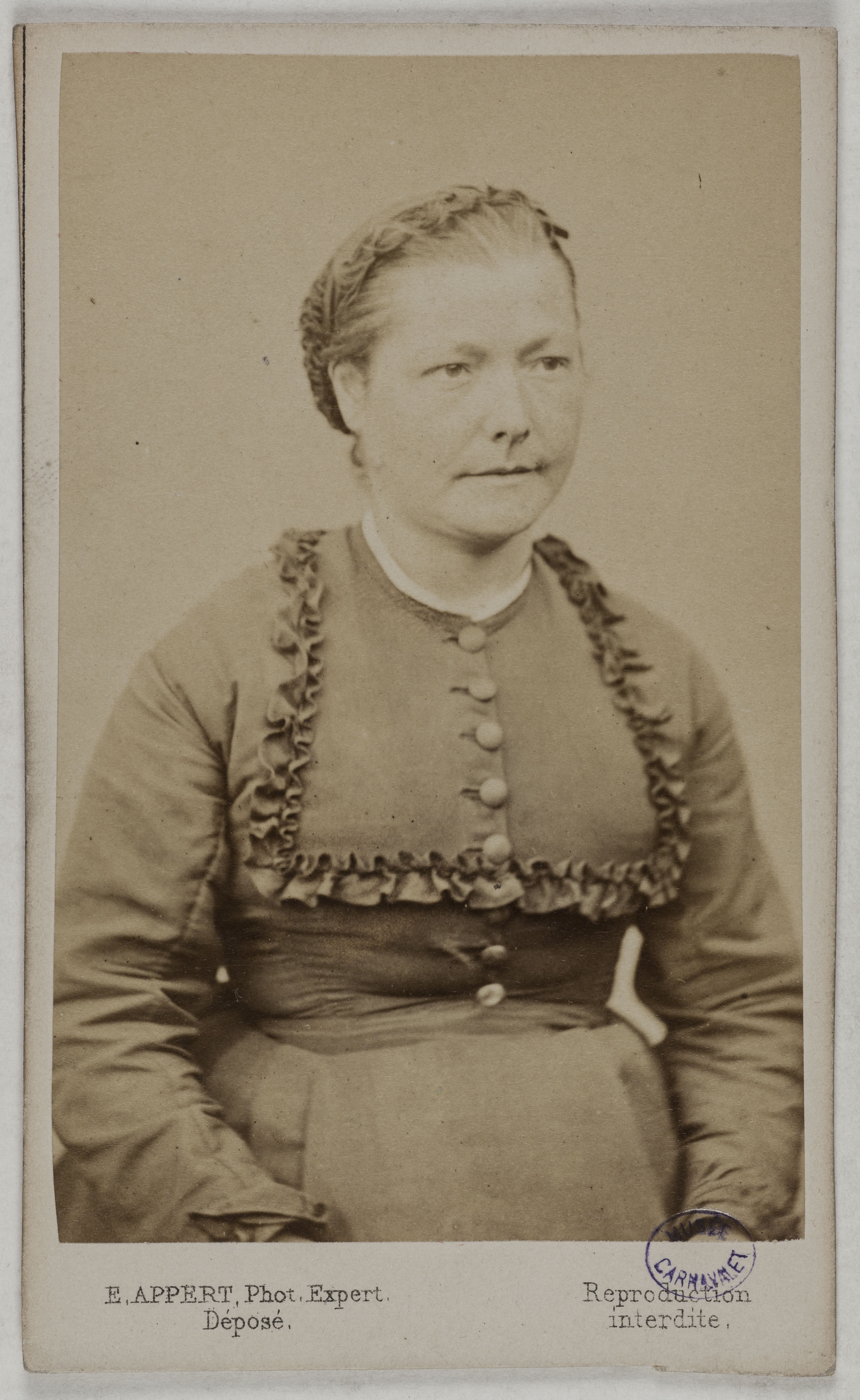 Ernest Charles Appert, Portrait de Désirée ( Dumont ? ), pris à la prison des Chantiers à Versailles. Commune de Paris, 1871.