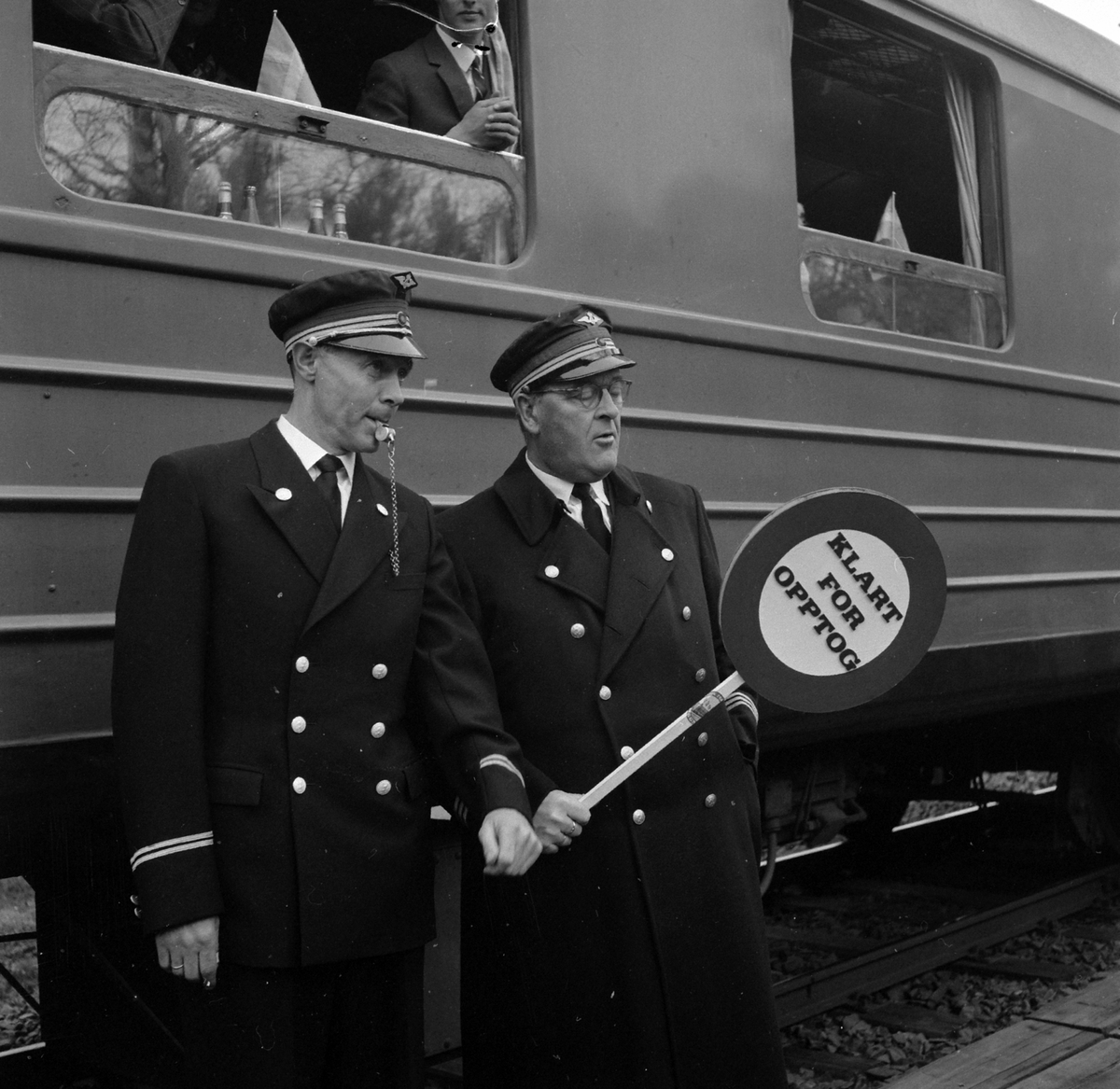 Adolf Skjegstad, Morokulien-Expressen ankommer. Jernbanepersonell.
