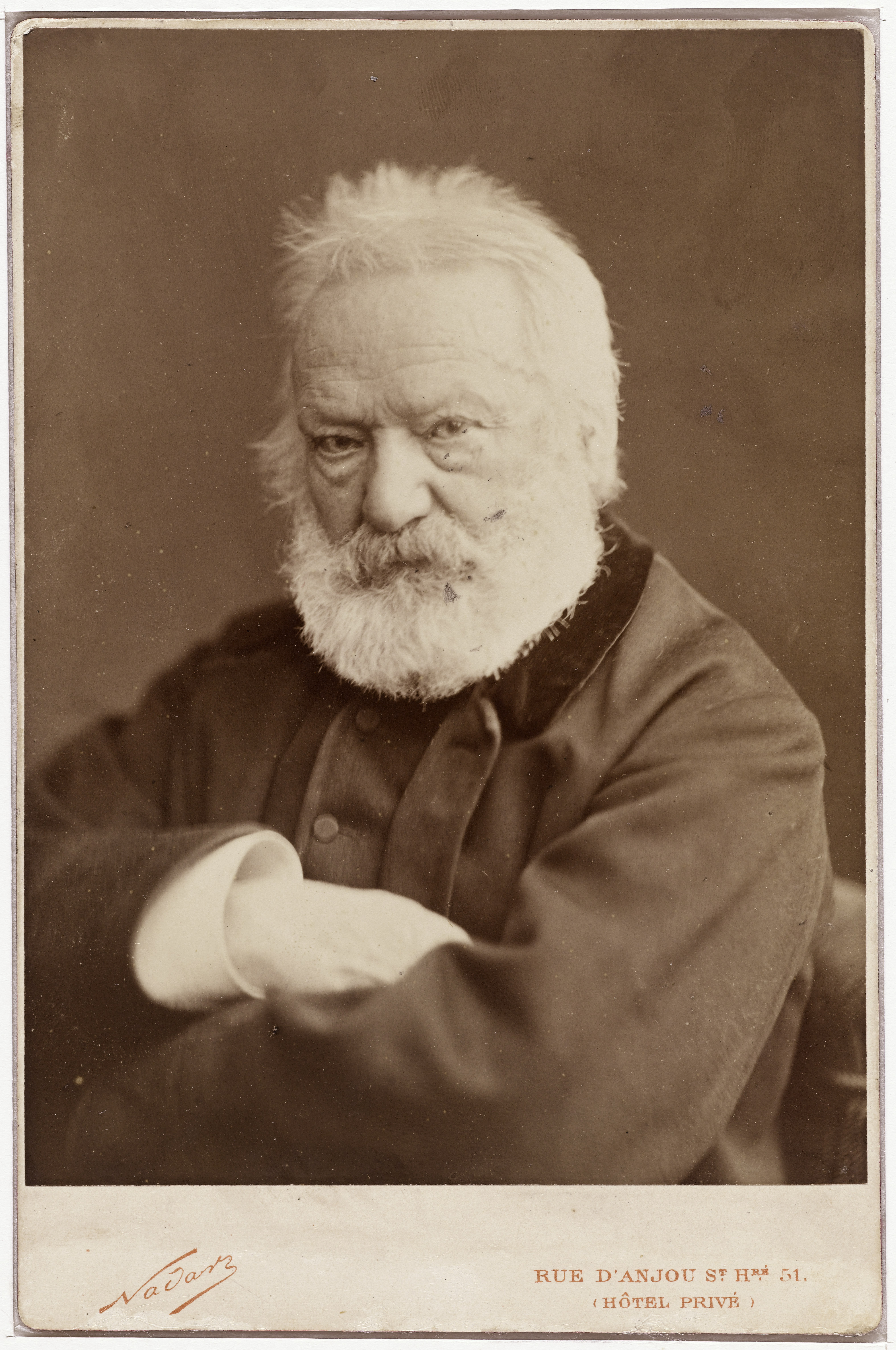 Nadar, Victor Hugo, bras croisés