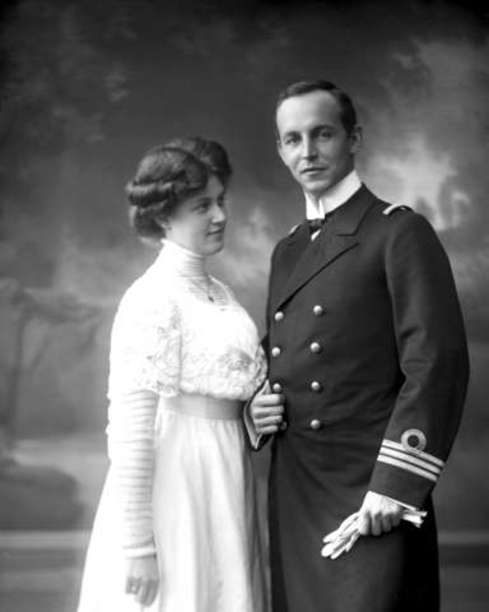 Gustav Borgen, Gruppeportrett, ungt par. Mann i marineuniform som kapteinløytnant. Kvinne i lys drakt. Frøken Johannessen.