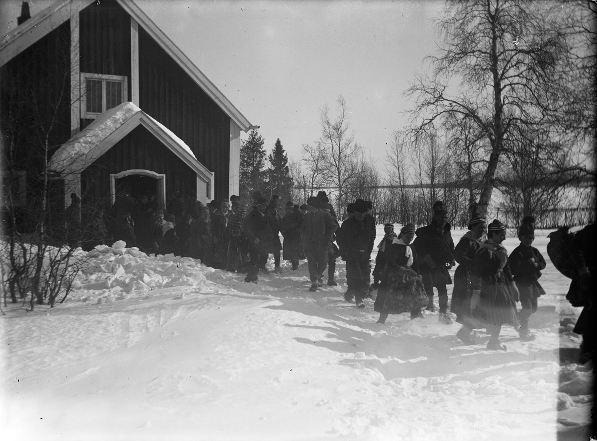 Josef Ärnström, Samer på väg ut ur Jukkasjärvi kyrka, Jukkasjärvi, Lappland