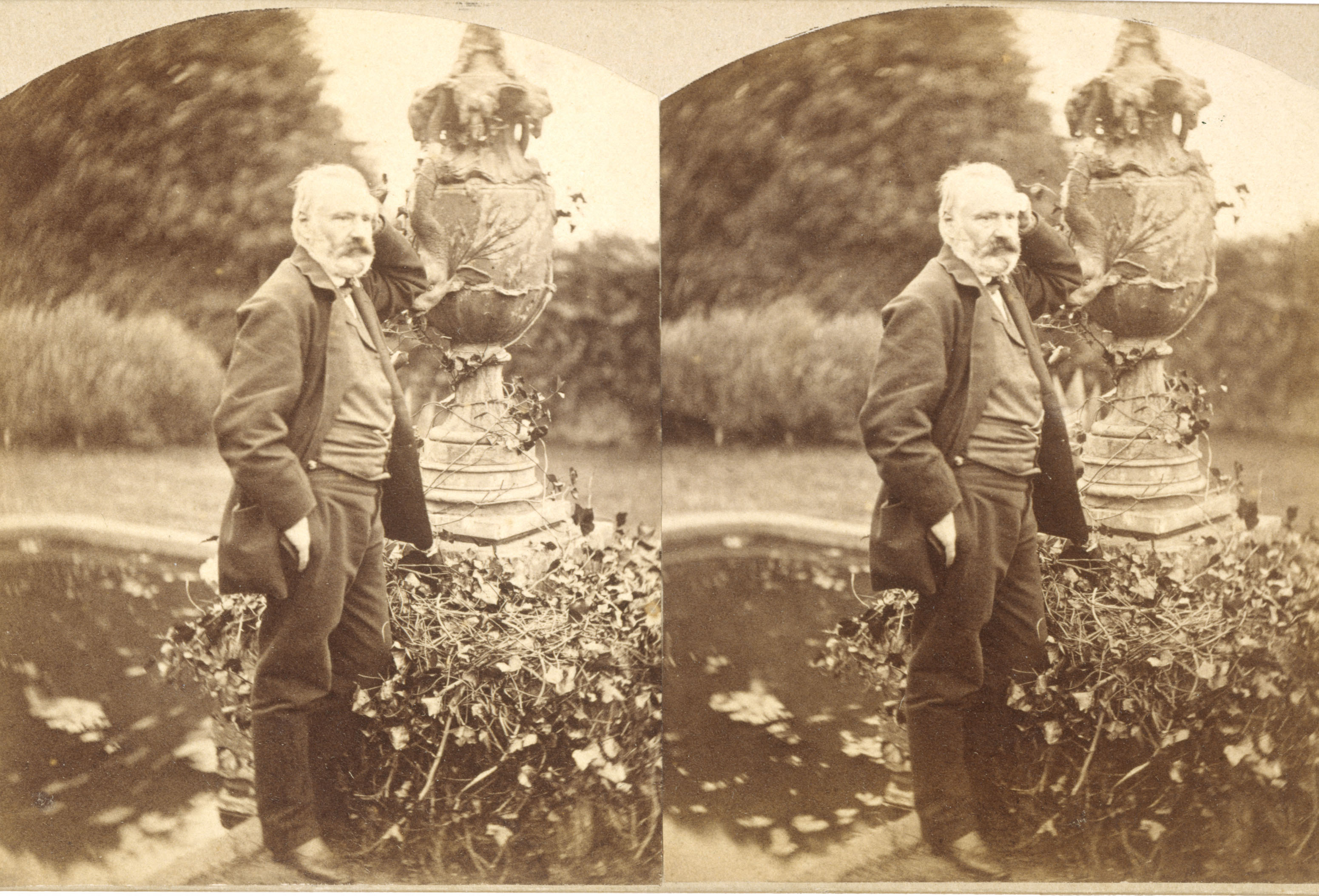 Edmond Bacot, Victor Hugo debout devant la fontaine aux Serpents dans le jardin de Hauteville House