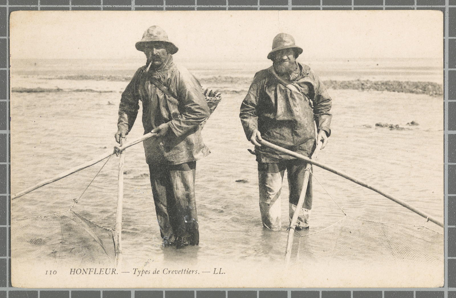 Desconegut, 110 Honfleur. -Types of Crevettiers. - LL.