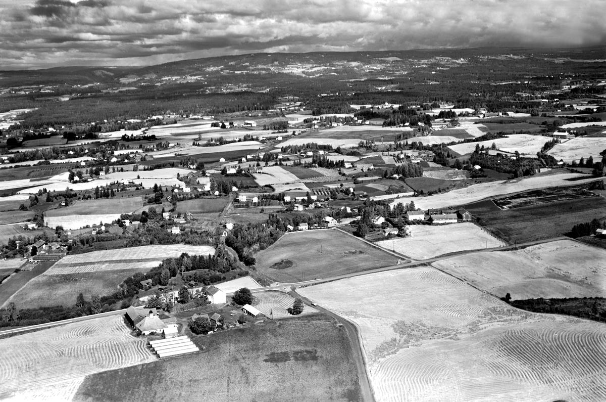 Widerøes Flyveselskap A/S, FLYFOTO, STOR OVERSIKT, JORBRUKSLANDSKAP, TORSHOV