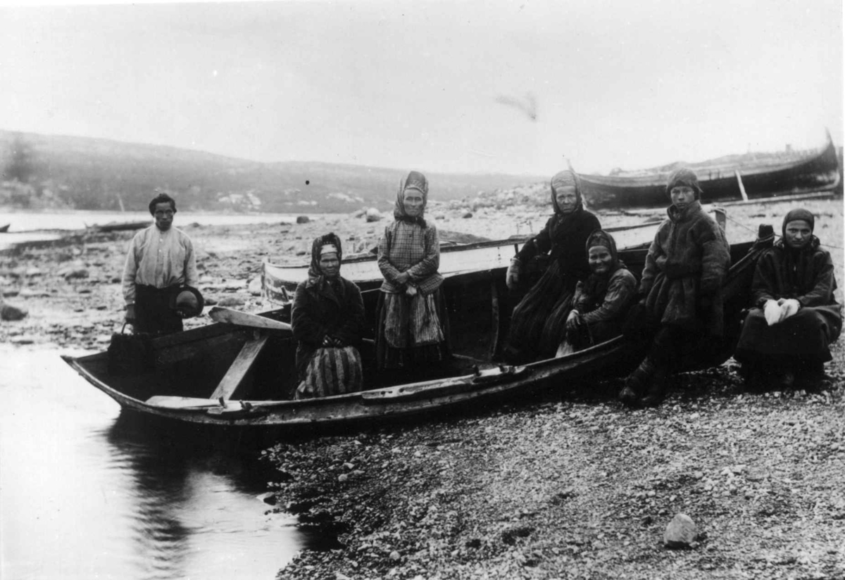 Ellisif Rannveig Wessel, Pasvik-skoltesamer i robåt, Sør- Varanger, Finnmark, på vei til sin laksefiskeplass i Bøkfjord, før 1900. To norske samer til høyre.