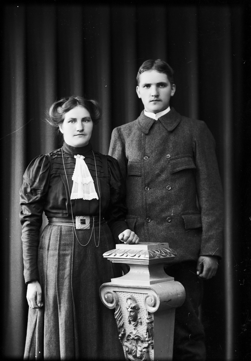 Skötsner-Edhlund, Ateljé Portrait - Woman and Man, Östhammar, Uppland
