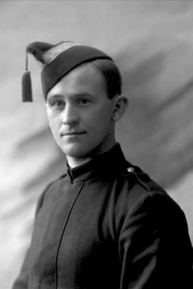 Gustav Borgen, Portrett, mann i gardistuniform. T. Rime.