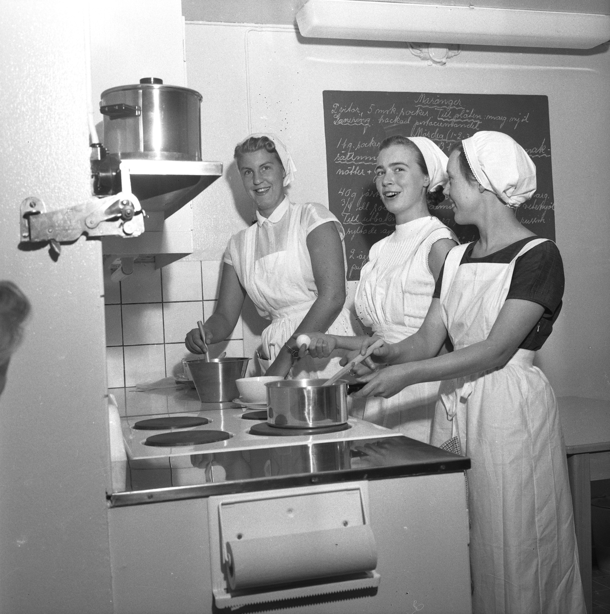 Örebro Kuriren, School Kitchen in the Star Houses. September 27, 1955.