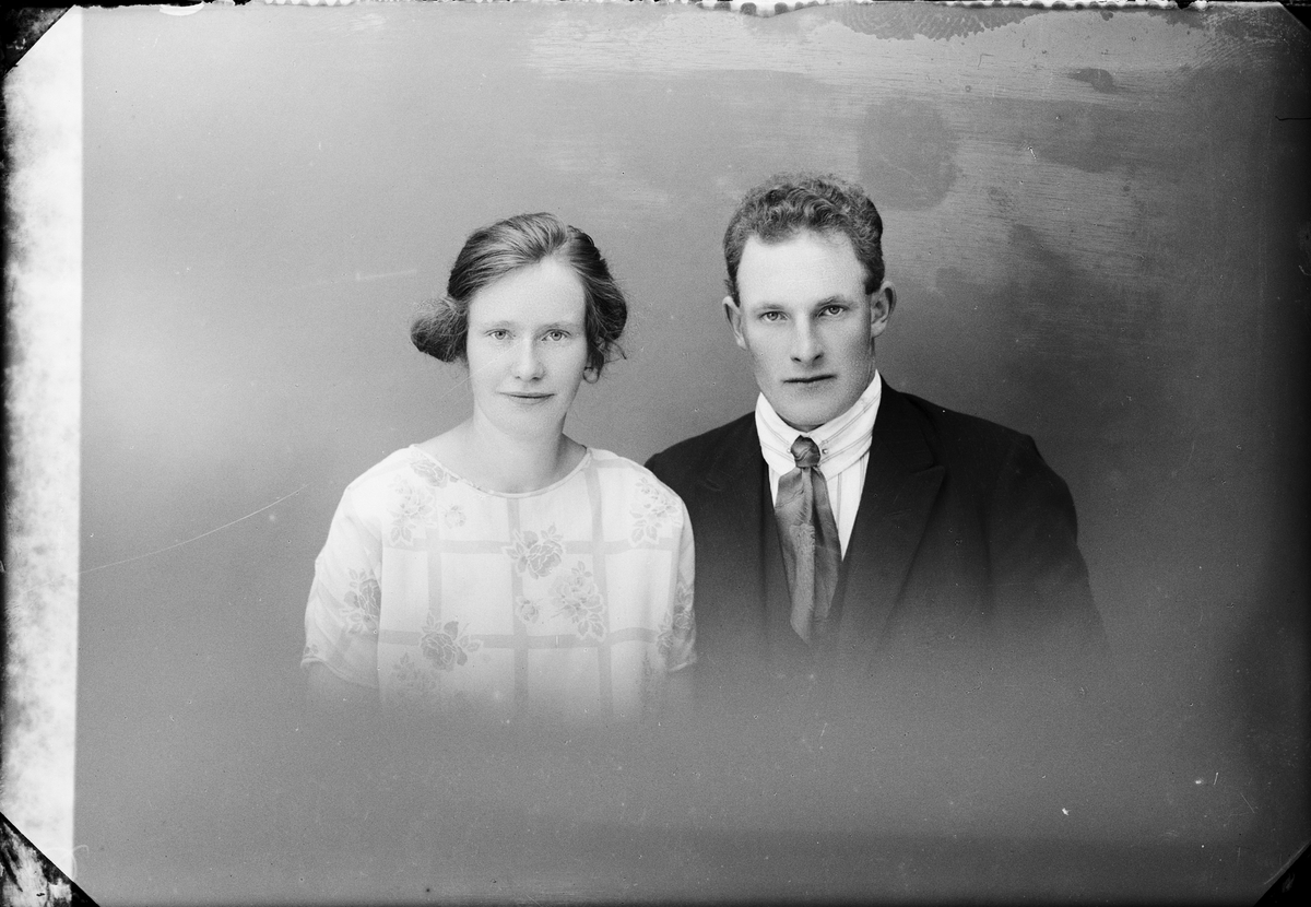 Skötsner-Edhlund, Ateljé Portrait - Man and Elsa Karlsson of Harg parish, Uppland 1926