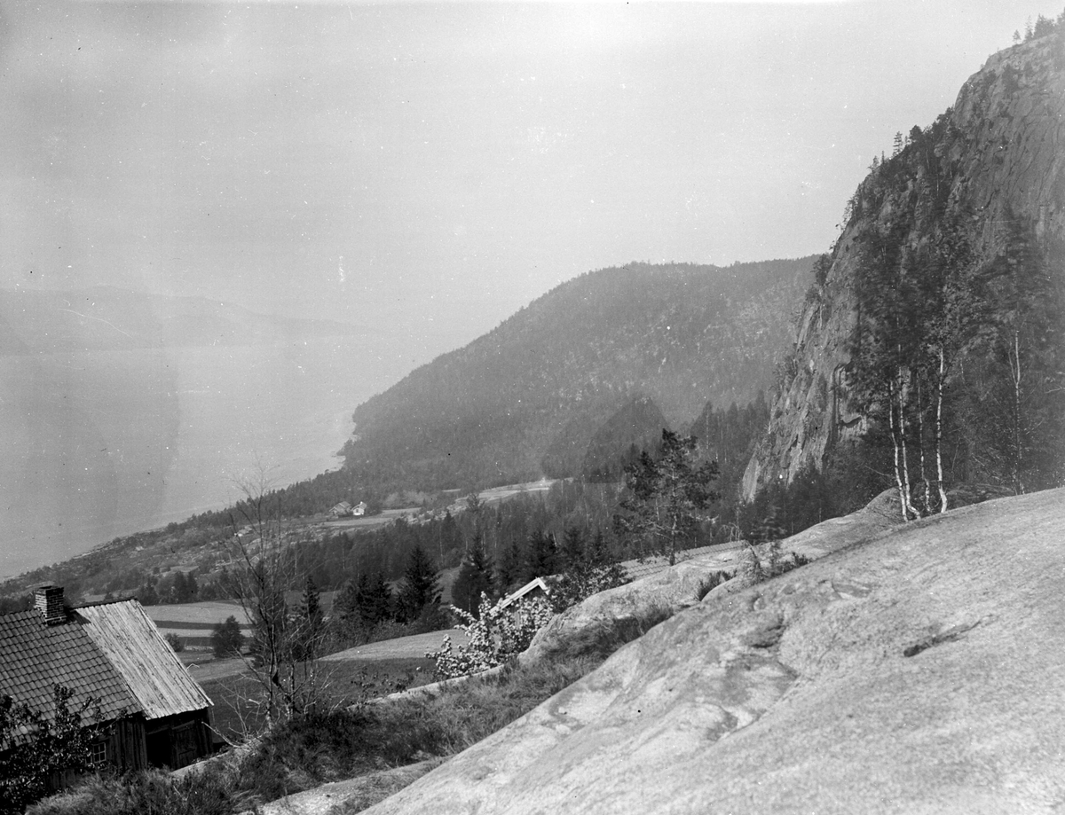Juliane Fredrikke Langberg, Fra Hurum, utsyn over landlig område med fjord i bakgrunnen. Fotografens svoger var sokneprest i Hurum 1897-1904. Fra malerinne Juliane Fredrikke Langbergs (1856-1930) samling, tatt ca.1895-1910 med motivkrets slekt og venner samt steder tilknyttet samvær med disse.