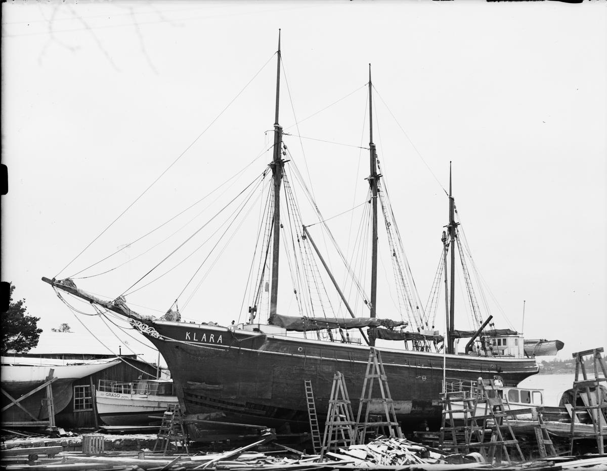 Skötsner-Edhlund, The ship Klara at the shipyard “Slipen,” Öregrund, Uppland