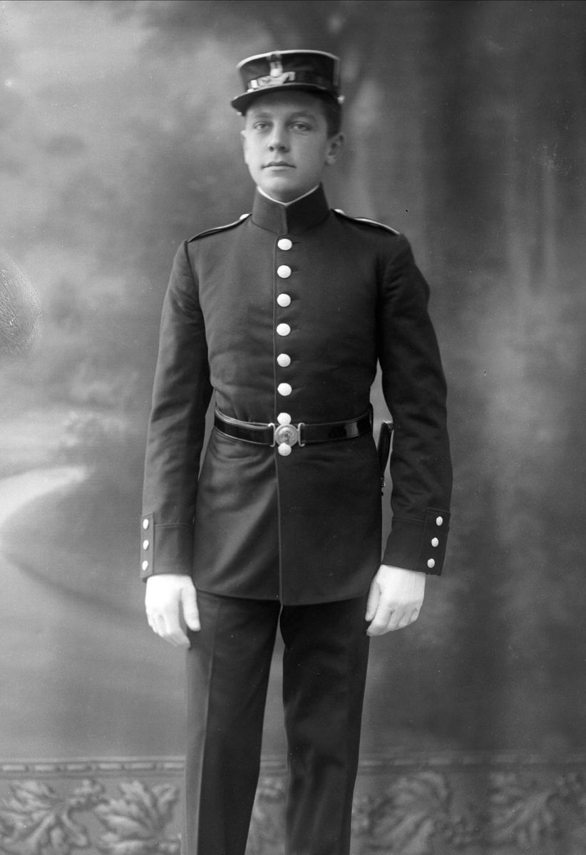 Gustav Borgen, Portrett, mann i kadettuniform.