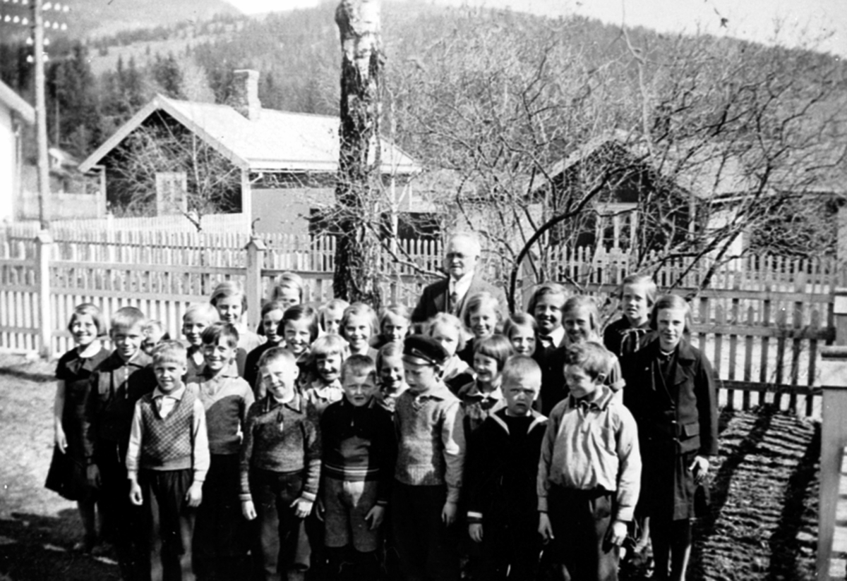 Anno Domkirkeodden, 28 barn, søndagsskole, Brumunddal bedehus, lærer er skredder Stenberg.