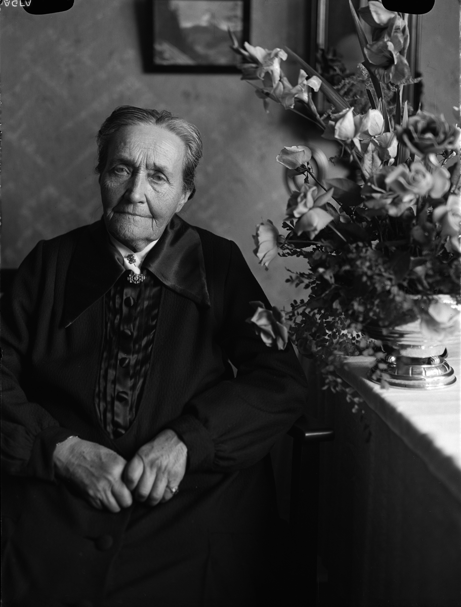 Paul Sandberg, Birthday portrait - aged woman, likely Uppsala 1944