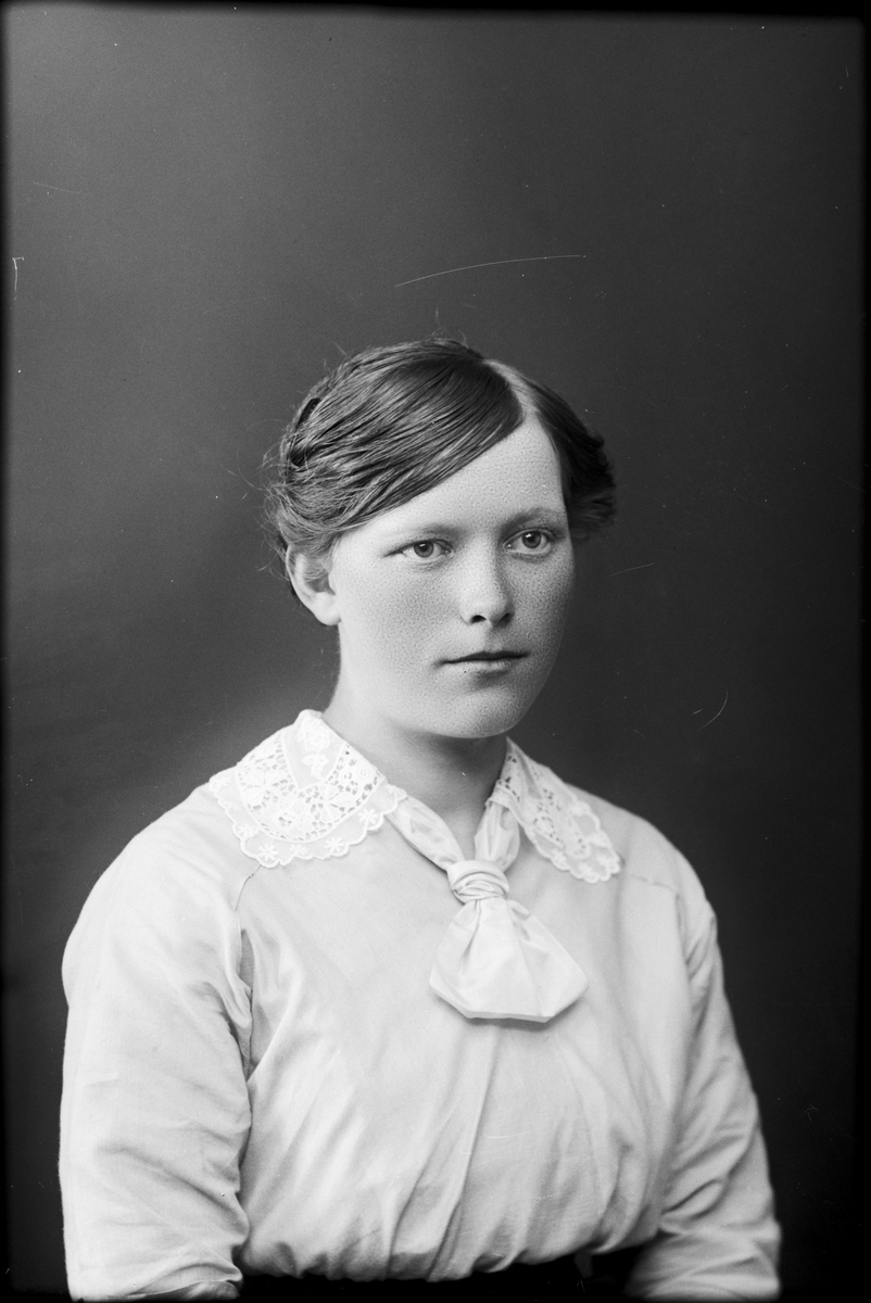 Skötsner-Edhlund, Lotten Forsman från Storskäret, Forsmark socken, Uppland 1915