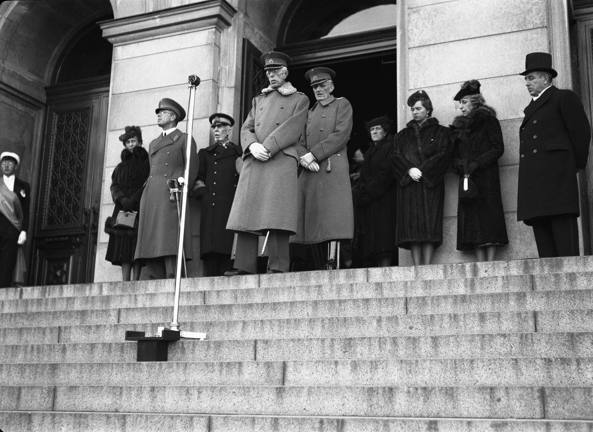 Paul Sandberg, Kungligheter tar emot uppvaktning från Uppsala Studentkår på Universitetshuset trappa - kronprinsessan Louise, kronprins Gustav Adolf, kung Gustav V, prins Eugen, prins Carl, prinsessan Sibylla, prinsessan Ingeborg och rector magnificus Thore Engströmer