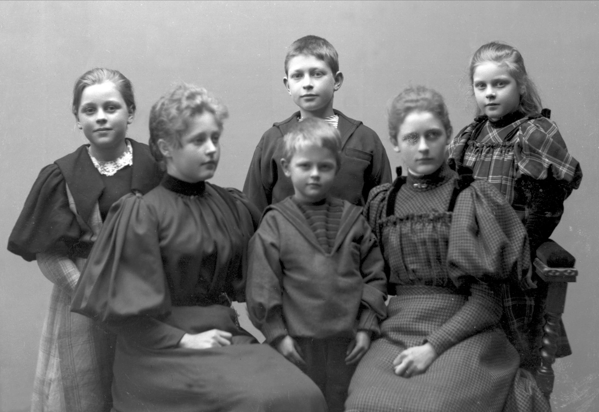 Gustav Borgen, Gruppeportrett, kaptein Kloumans barn. Fra venstre: Ludovica, Magna, Gerhard, Elisabeth ("Bibbi") og Edle Klouman. Stående bak i midten er Peter. Bildet er tatt ca 1895.