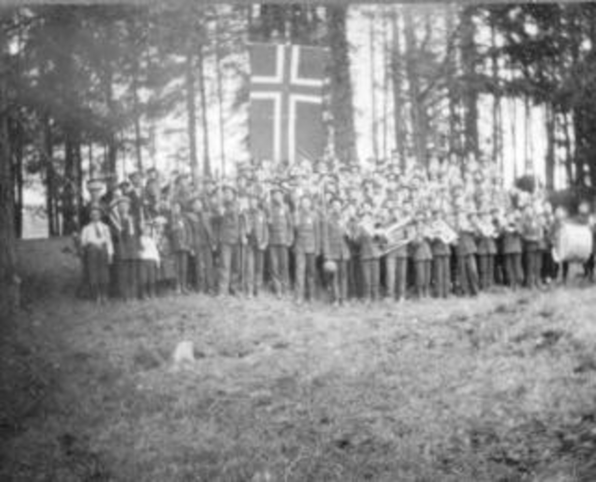 Anno Domkirkeodden, Stor gruppe gutter fra Toftes Gave, Nedre Sund, Helgøya oppstillt med flagg på Skurven den 17.mai.