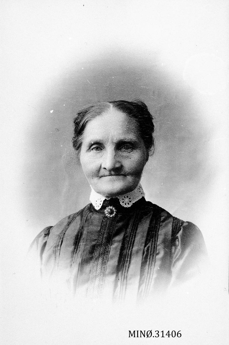 Iv. Olsen, Portrett av eldre kvinne