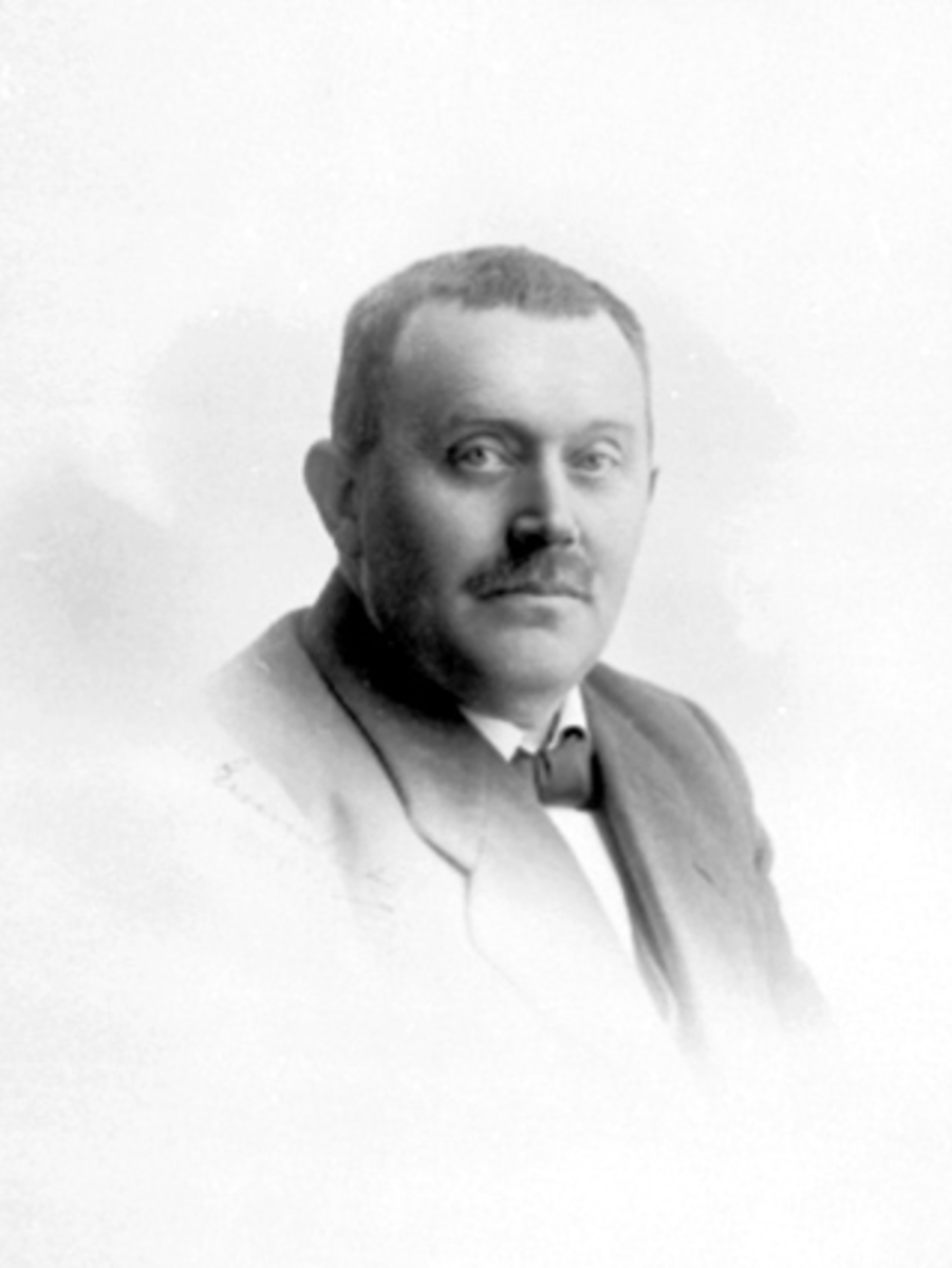 Anno Domkirkeodden, PORTRETT, BANKKASSERER JOHANNES ANDREAS STEEN, FØDT: 27. 12. 1973.